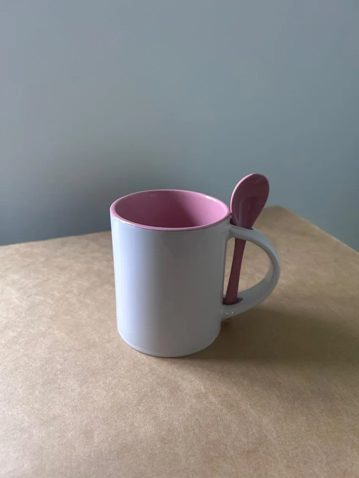 Caneca Colorida com Colher — opção de presente personalizado
