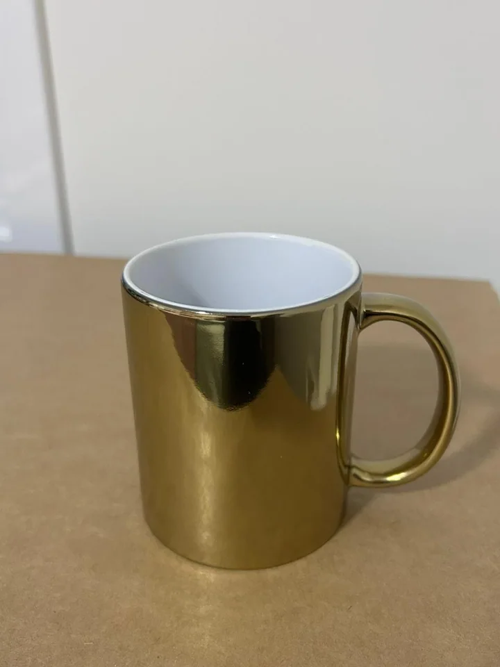 Caneca Metalizada Dourada — opção de presente personalizado